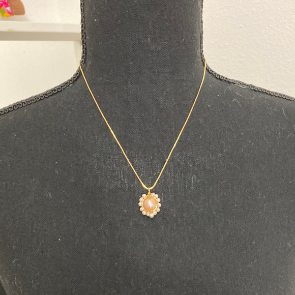 Jewelry - Elegant Gold and Pearl Pendant Necklace